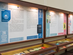 Gablota z książkami na XXVIII Poznański Przegląd Książki Naukowej