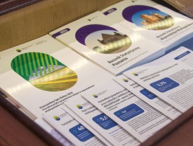 Gablota z książkami na XXVIII Poznański Przegląd Książki Naukowej